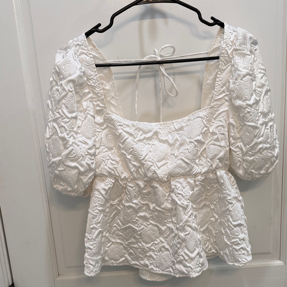 Divided White Embossed Blouse with Puff Sleeves